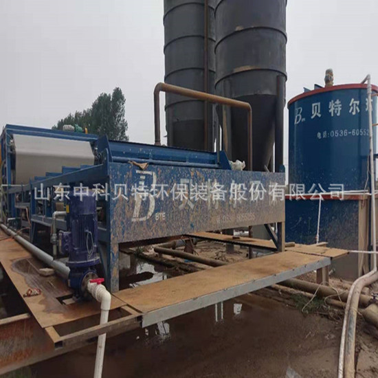 中科貝特分享洗沙場洗沙污泥處理設備帶式壓濾機安裝調試運行現(xiàn)場